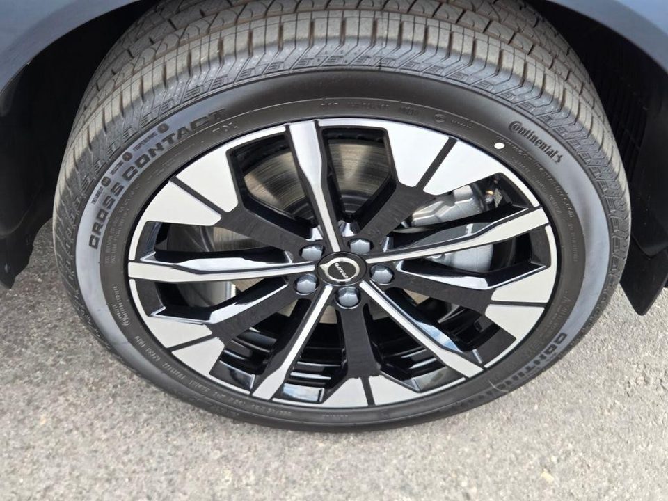 2026 Volvo XC60 PLUG-IN HYBRID Plus, T8 AWD Electric/Gasoline, Dark
