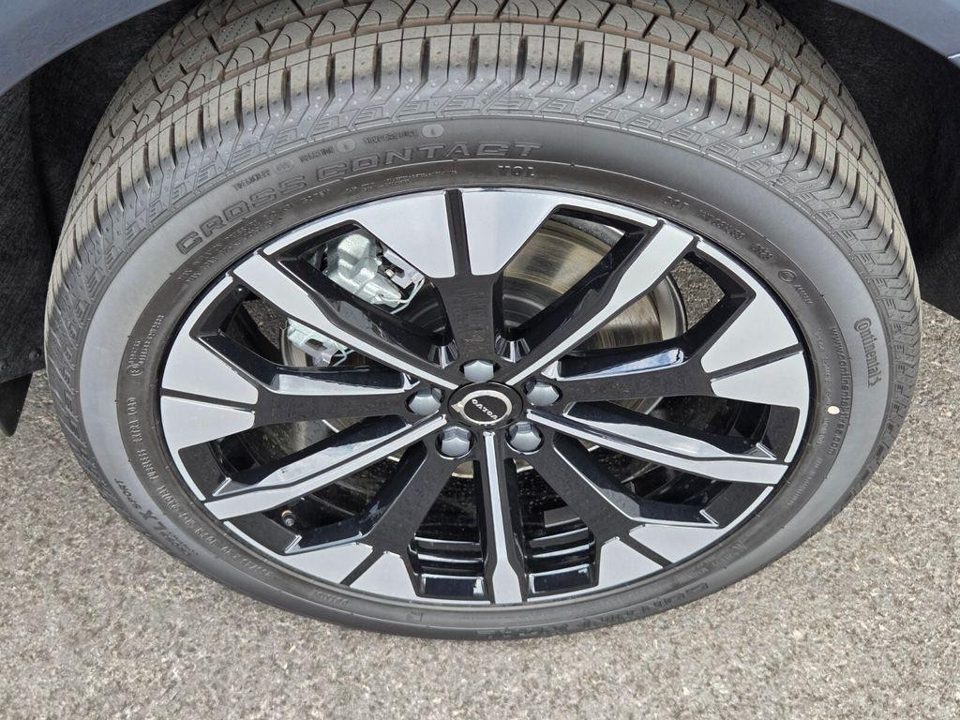 2026 Volvo XC60 PLUG-IN HYBRID Plus, T8 AWD Electric/Gasoline, Dark
