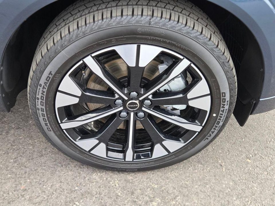 2026 Volvo XC60 PLUG-IN HYBRID Plus, T8 AWD Electric/Gasoline, Dark