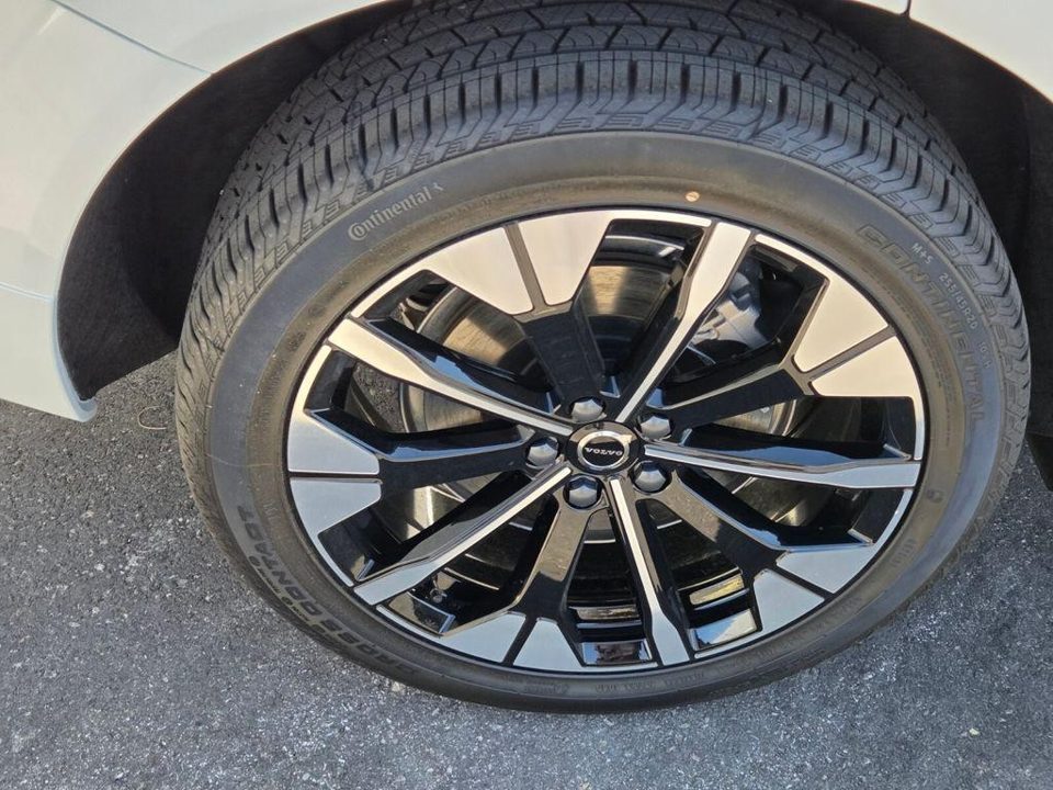 2026 Volvo XC60 PLUG-IN HYBRID Plus, T8 AWD Electric/Gasoline, Dark