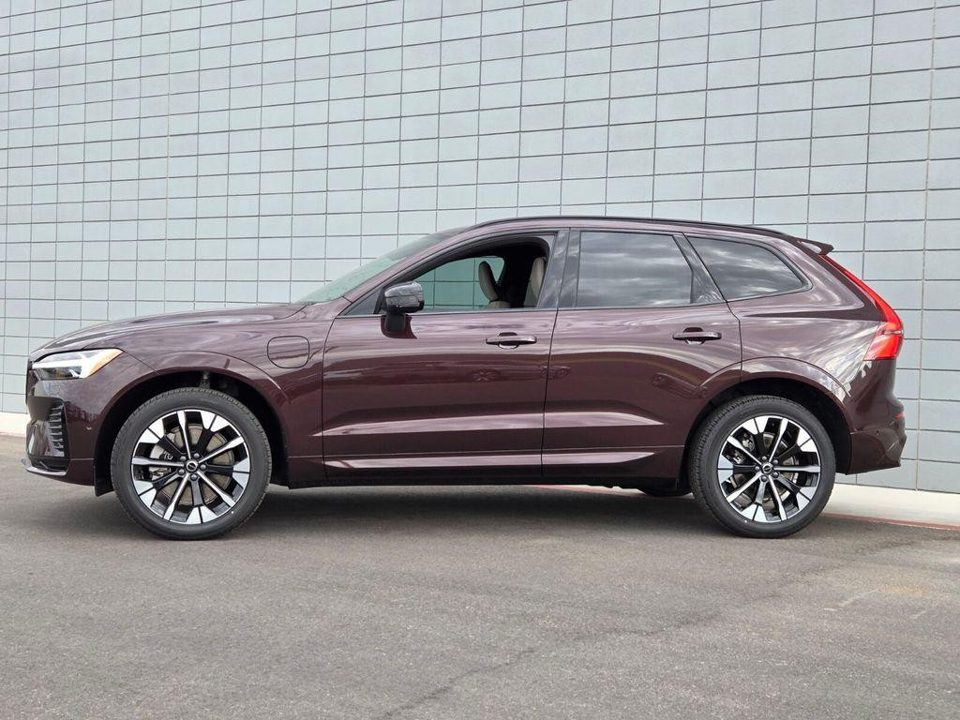 2026 Volvo XC60 PLUG-IN HYBRID Plus, T8 AWD Electric/Gasoline, Dark