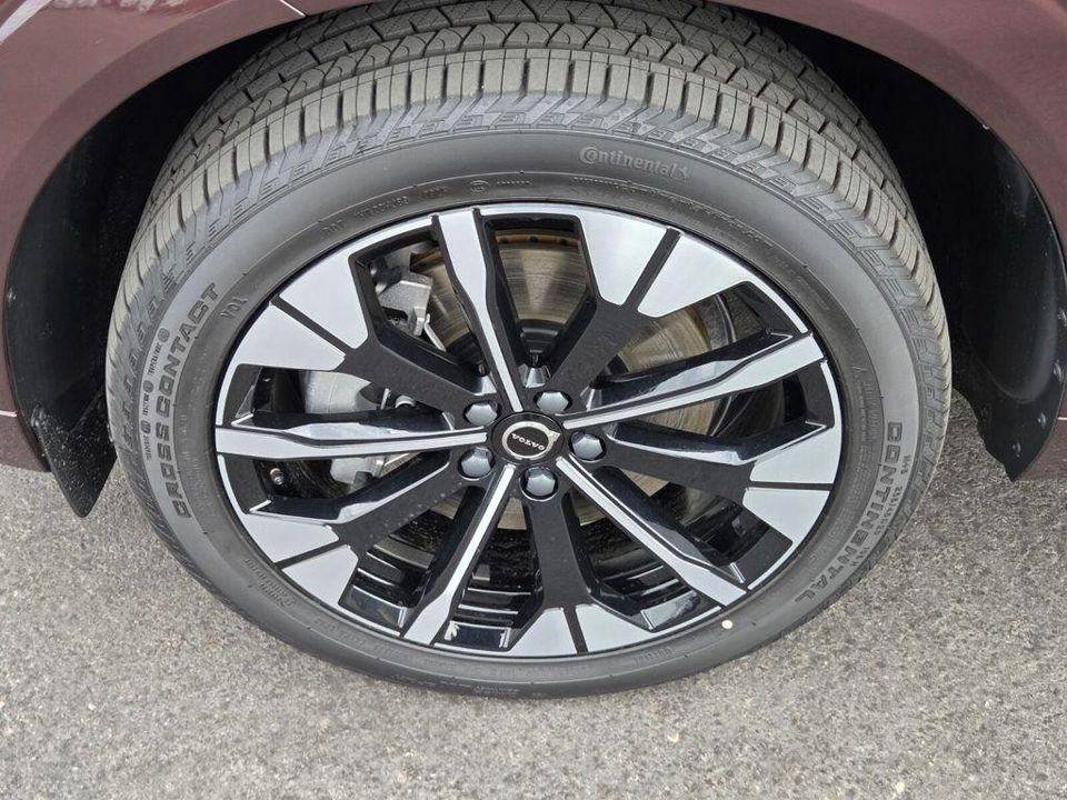 2026 Volvo XC60 PLUG-IN HYBRID Plus, T8 AWD Electric/Gasoline, Dark