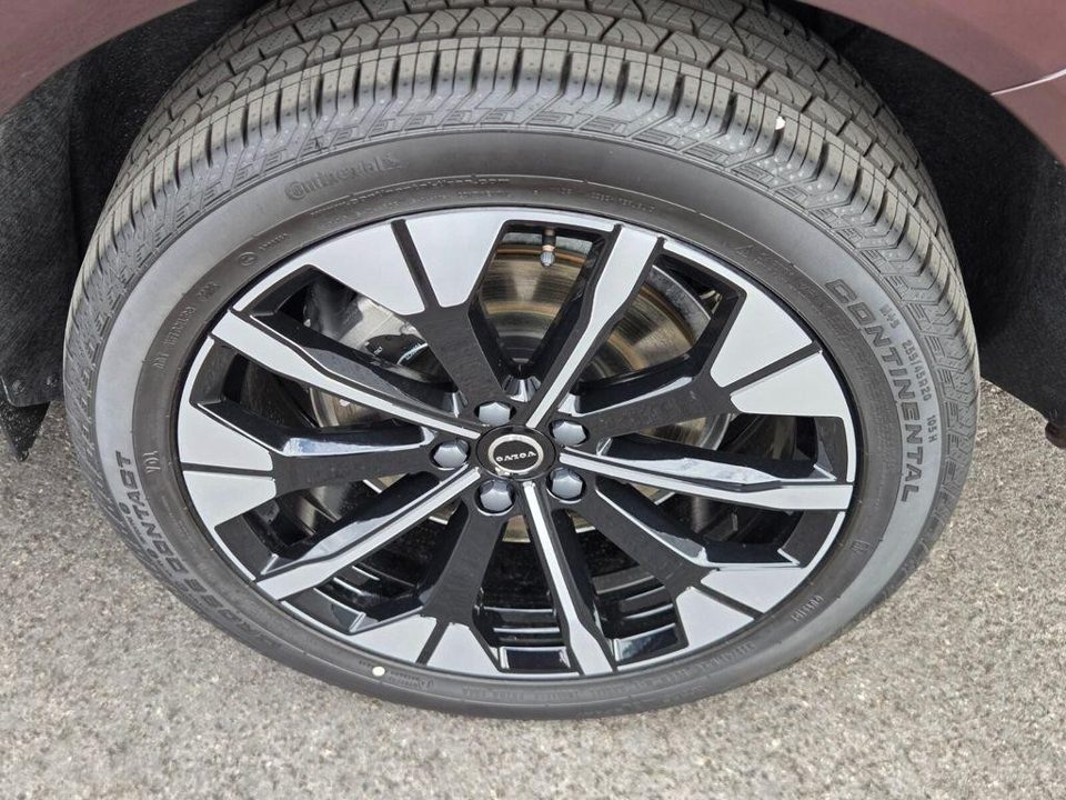 2026 Volvo XC60 PLUG-IN HYBRID Plus, T8 AWD Electric/Gasoline, Dark