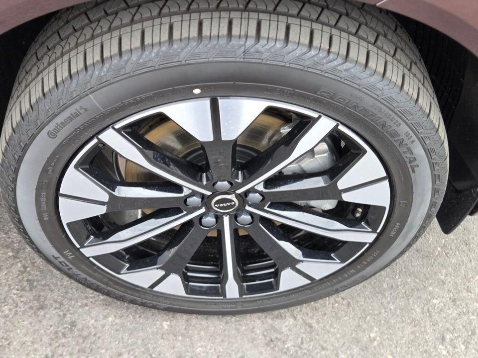 2026 Volvo XC60 PLUG-IN HYBRID Plus, T8 AWD Electric/Gasoline, Dark