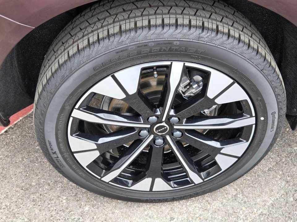 2026 Volvo XC60 PLUG-IN HYBRID Plus, T8 AWD Electric/Gasoline, Dark