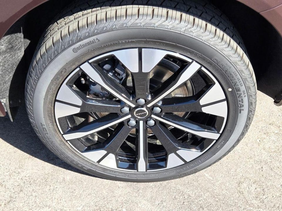 2026 Volvo XC60 PLUG-IN HYBRID Plus, T8 AWD Electric/Gasoline, Dark