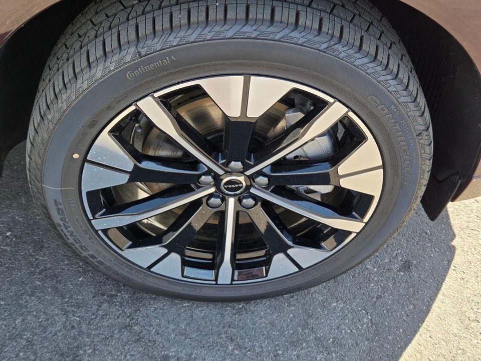 2026 Volvo XC60 PLUG-IN HYBRID Plus, T8 AWD Electric/Gasoline, Dark