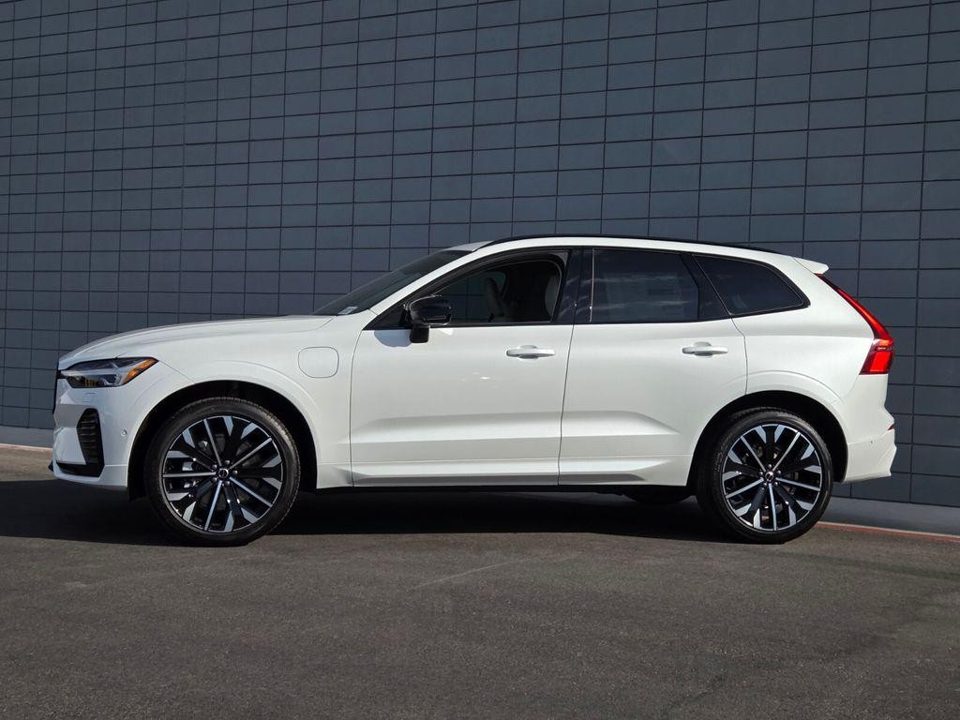 2026 Volvo XC60 PLUG-IN HYBRID Ultra, T8 AWD Electric/Gasoline, Dark