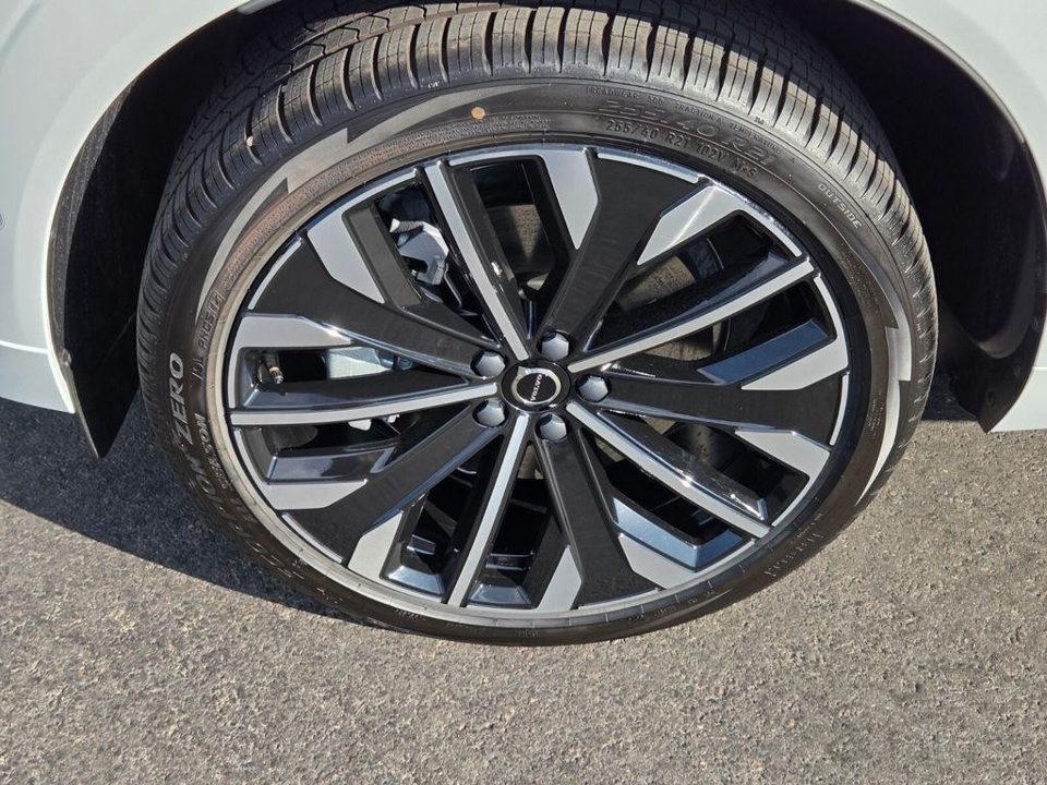 2026 Volvo XC60 PLUG-IN HYBRID Ultra, T8 AWD Electric/Gasoline, Dark