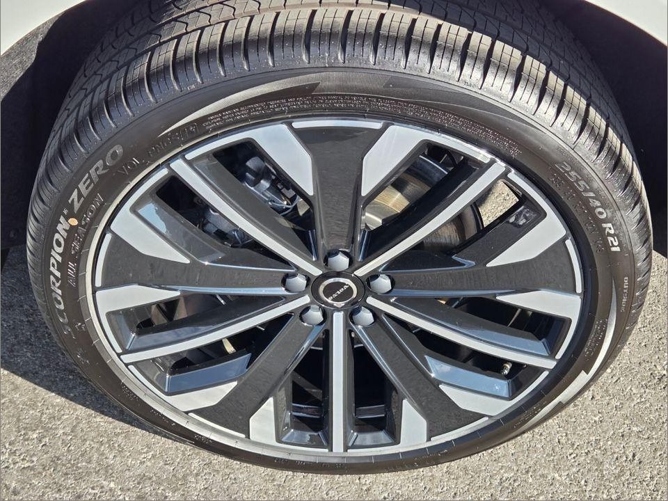 2026 Volvo XC60 PLUG-IN HYBRID Ultra, T8 AWD Electric/Gasoline, Dark