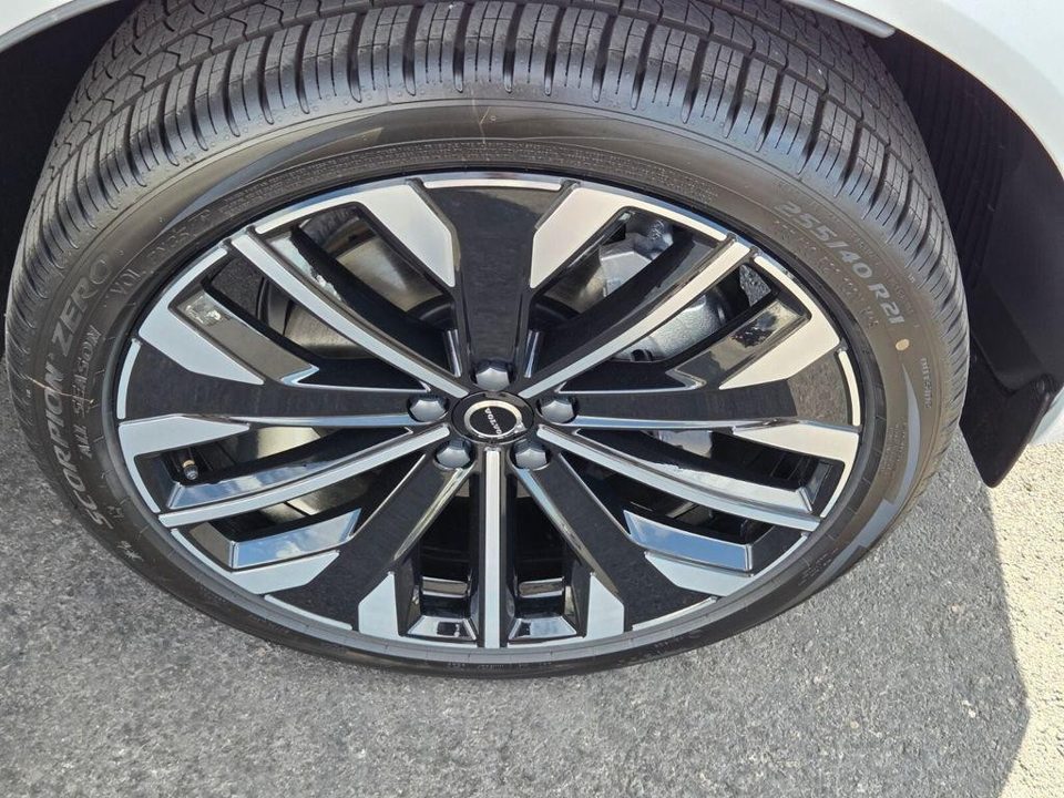 2026 Volvo XC60 PLUG-IN HYBRID Ultra, T8 AWD Electric/Gasoline, Dark