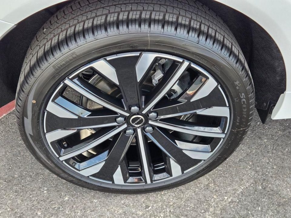 2026 Volvo XC60 PLUG-IN HYBRID Ultra, T8 AWD Electric/Gasoline, Dark