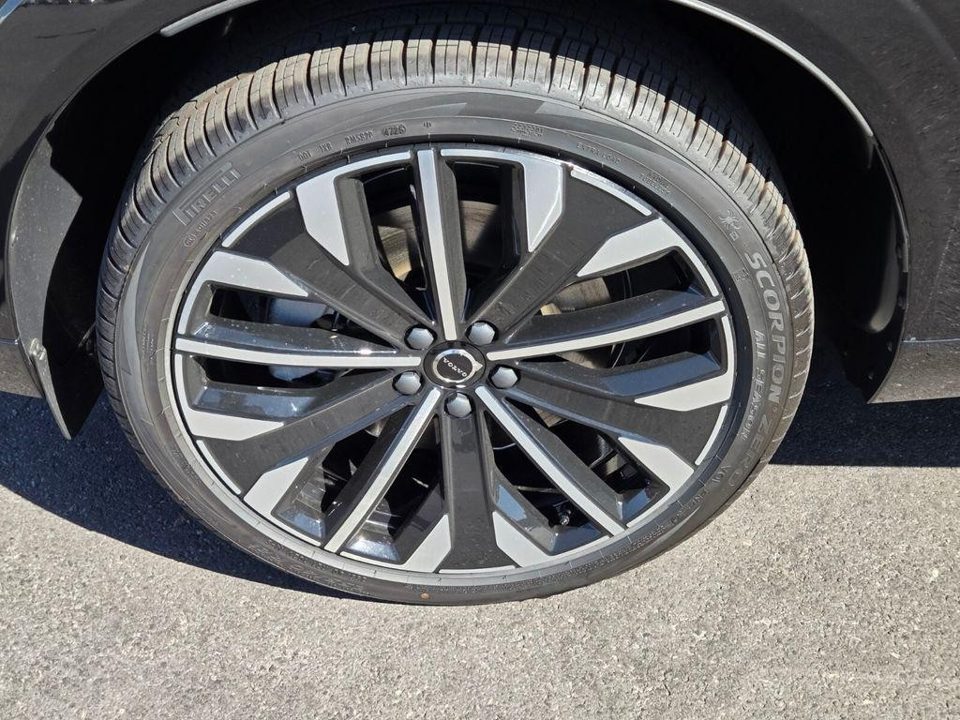 2026 Volvo XC60 PLUG-IN HYBRID Ultra, T8 AWD Electric/Gasoline, Dark