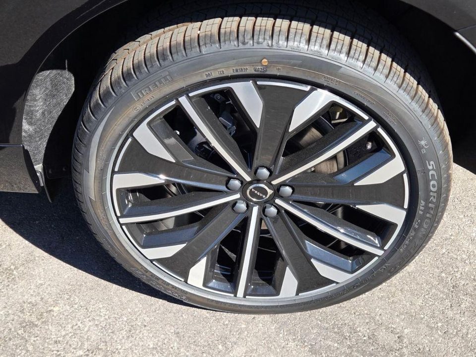 2026 Volvo XC60 PLUG-IN HYBRID Ultra, T8 AWD Electric/Gasoline, Dark