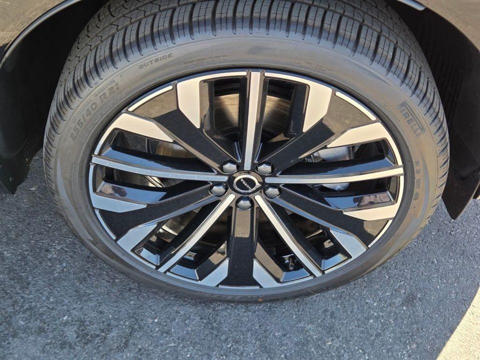 2026 Volvo XC60 PLUG-IN HYBRID Ultra, T8 AWD Electric/Gasoline, Dark