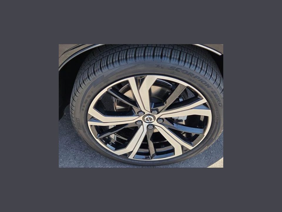 2023 Volvo XC60 B5 Ultimate Dark Theme
