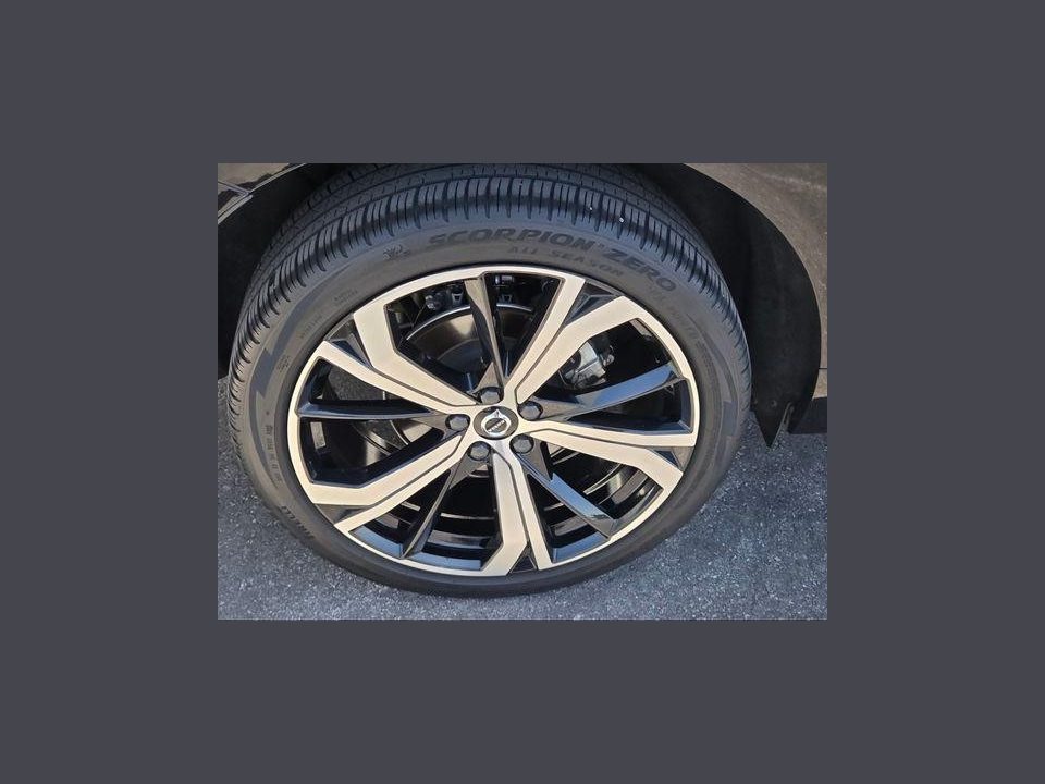 2023 Volvo XC60 B5 Ultimate Dark Theme