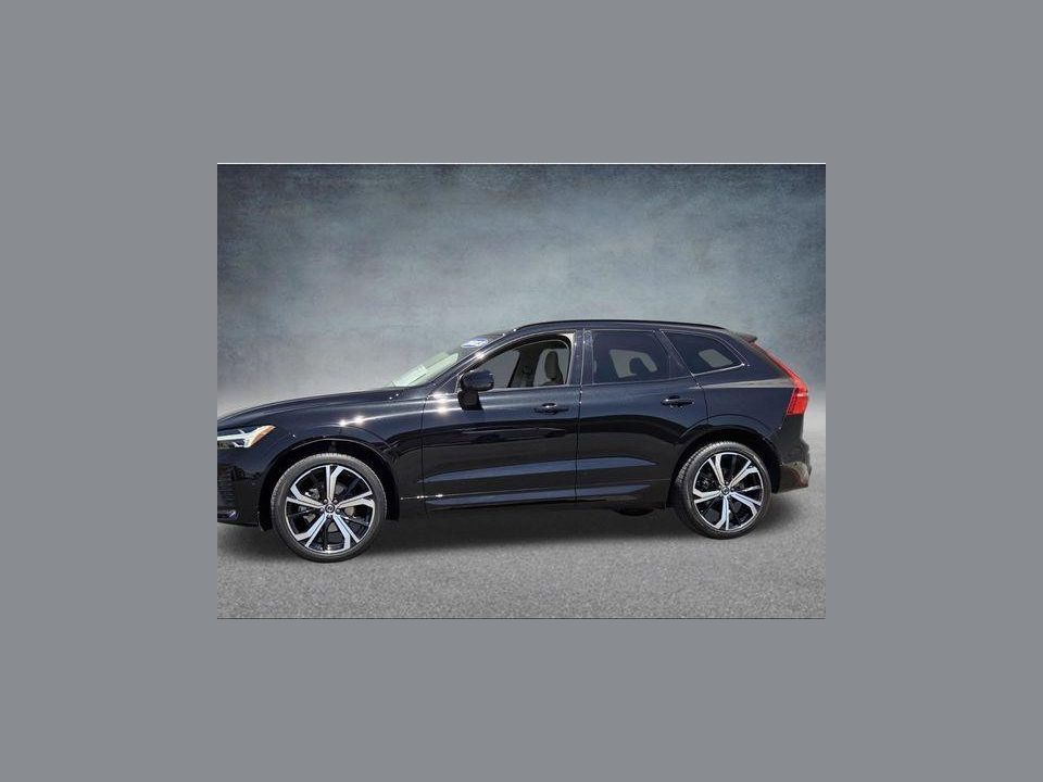 2023 Volvo XC60 B5 Ultimate Dark Theme