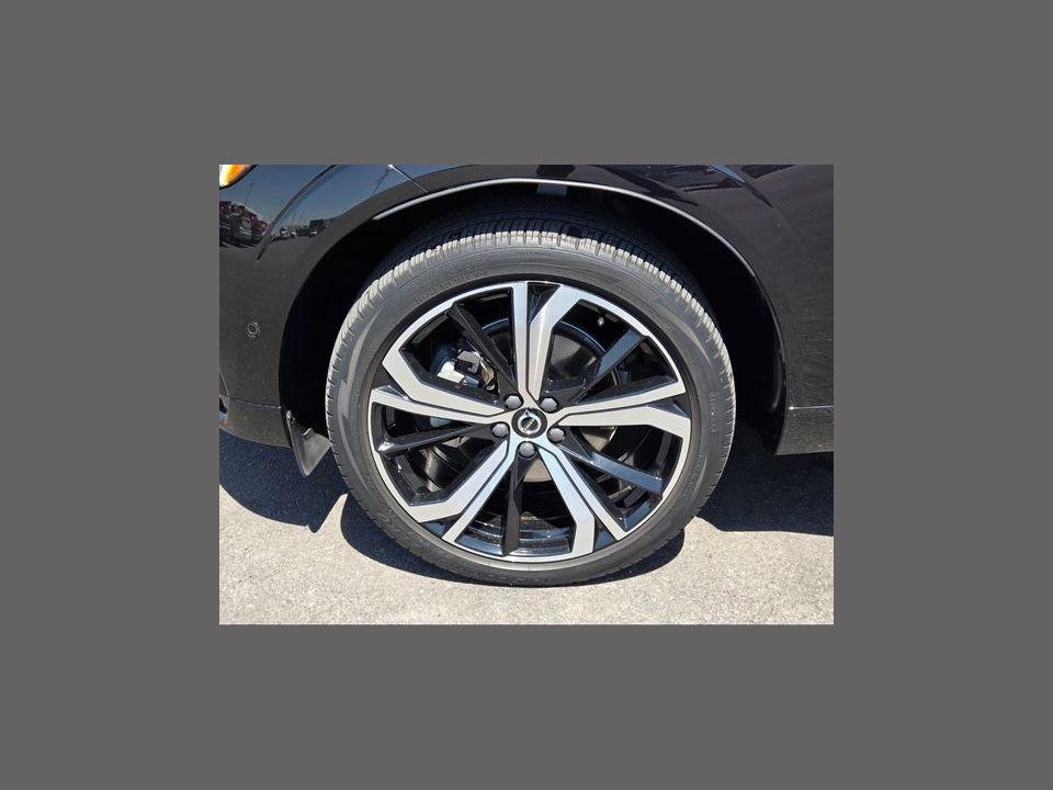 2023 Volvo XC60 B5 Ultimate Dark Theme