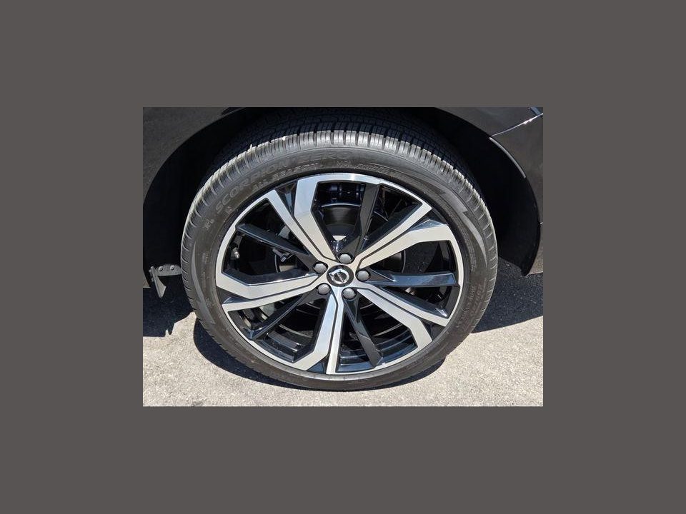 2023 Volvo XC60 B5 Ultimate Dark Theme