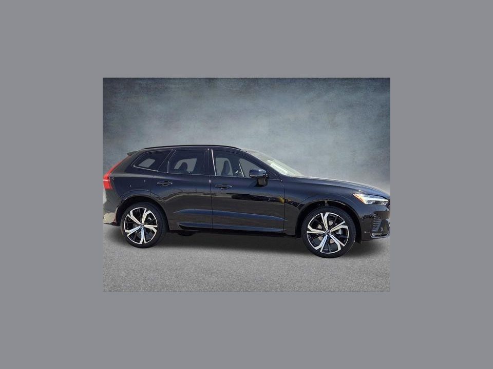 2023 Volvo XC60 B5 Ultimate Dark Theme