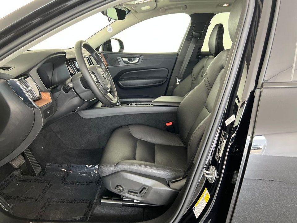 2024 Volvo XC60 B5 Plus Dark Theme