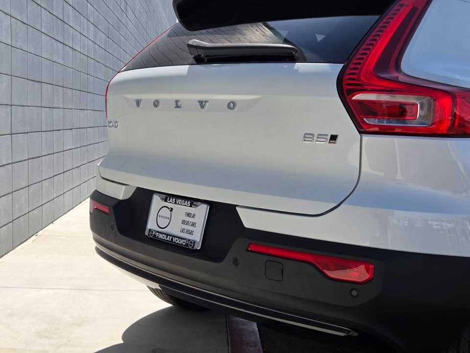 2026 Volvo XC40 Plus, B5 AWD Gas (mild hybrid), Dark