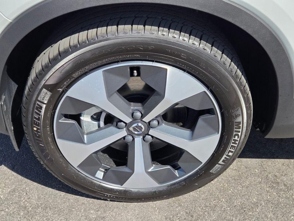 2026 Volvo XC40 Plus, B5 AWD Gas (mild hybrid), Dark