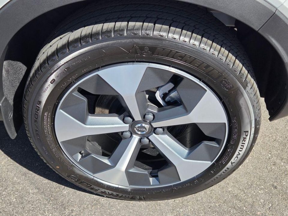 2026 Volvo XC40 Plus, B5 AWD Gas (mild hybrid), Dark