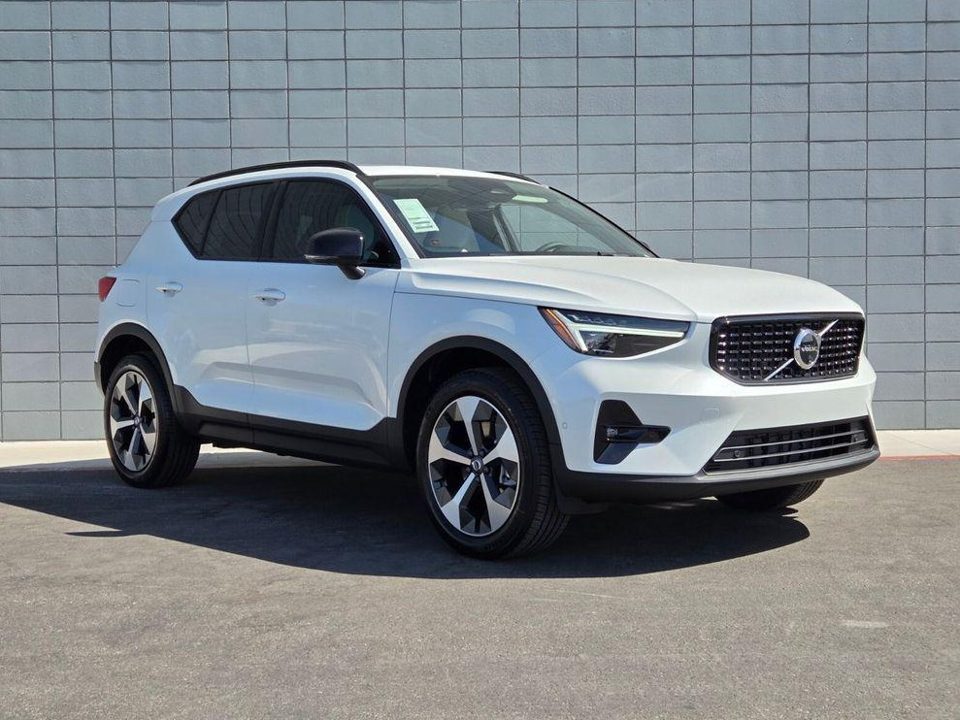 2026 Volvo XC40 Plus, B5 AWD Gas (mild hybrid), Dark