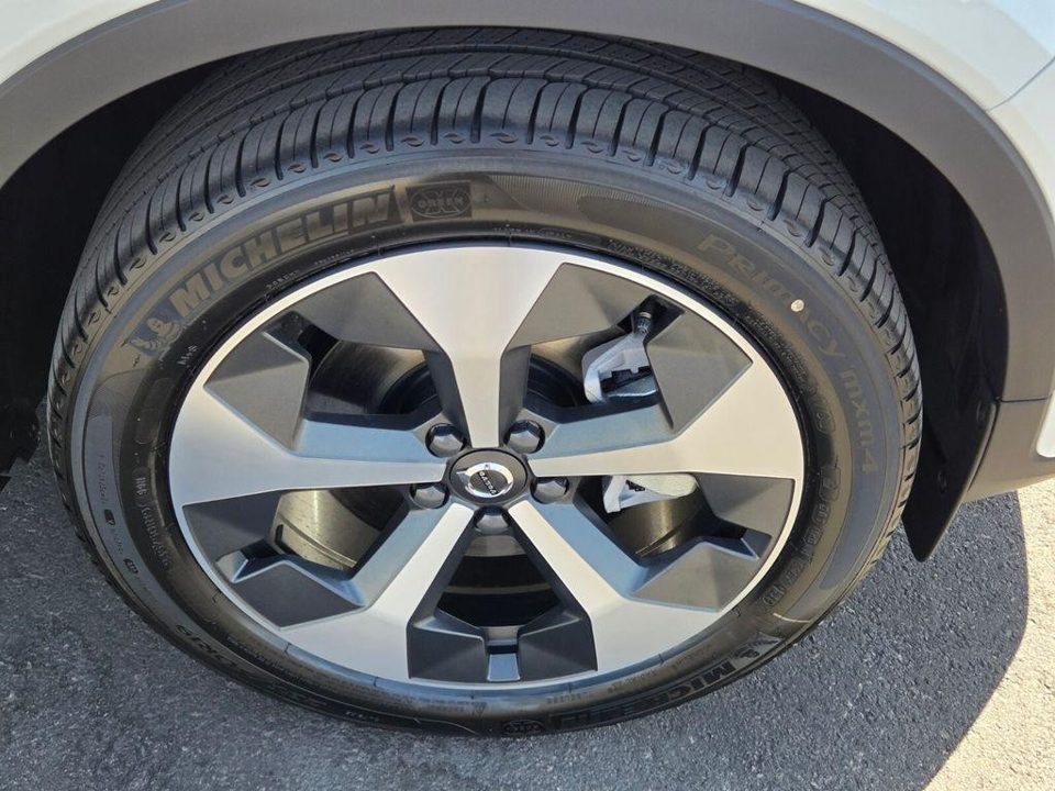 2026 Volvo XC40 Plus, B5 AWD Gas (mild hybrid), Dark