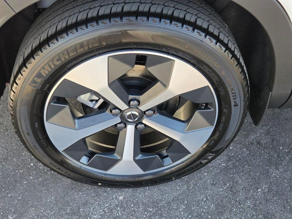2026 Volvo XC40 Plus, B5 AWD Gas (mild hybrid), Dark