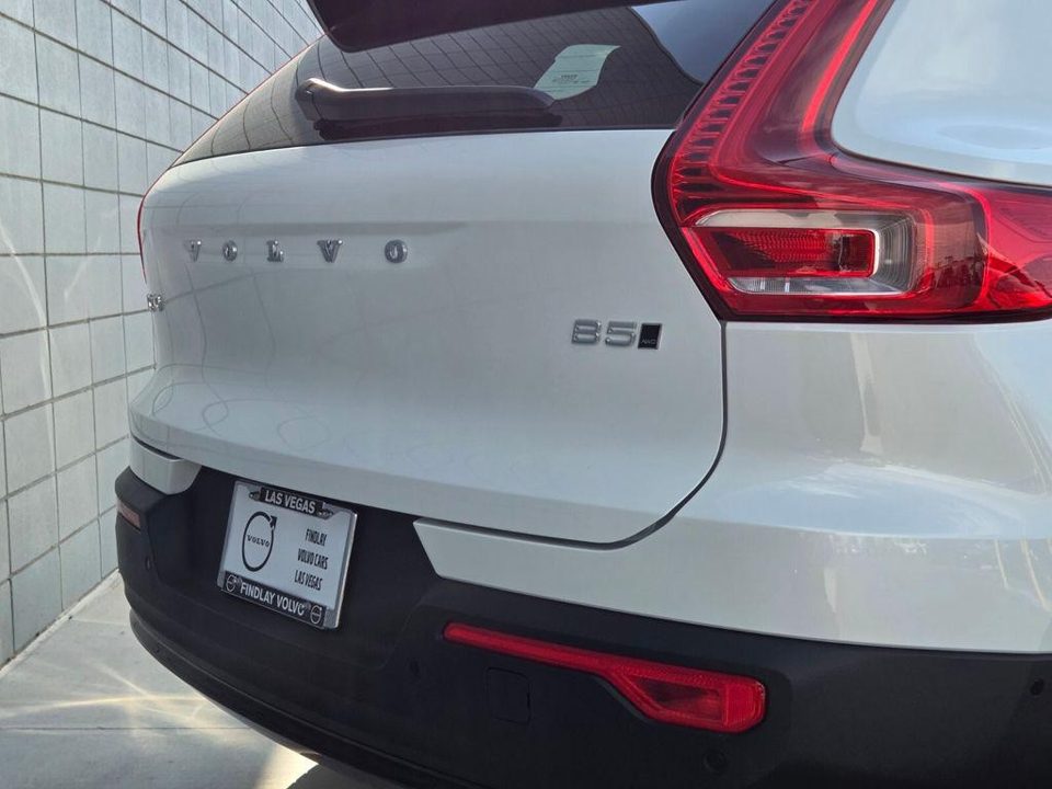 2026 Volvo XC40 Plus, B5 AWD Gas (mild hybrid), Dark