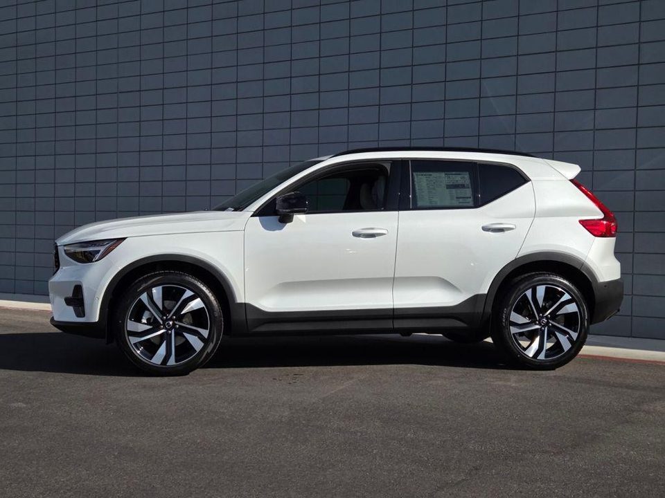 2026 Volvo XC40 Plus, B5 AWD Gas (mild hybrid), Dark