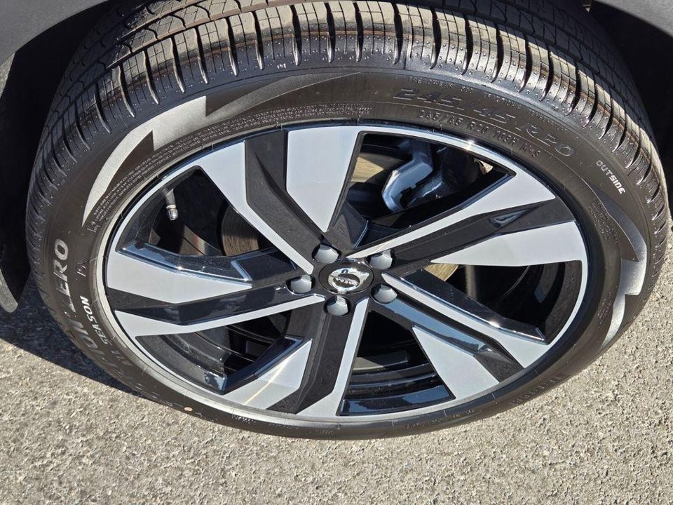 2026 Volvo XC40 Plus, B5 AWD Gas (mild hybrid), Dark
