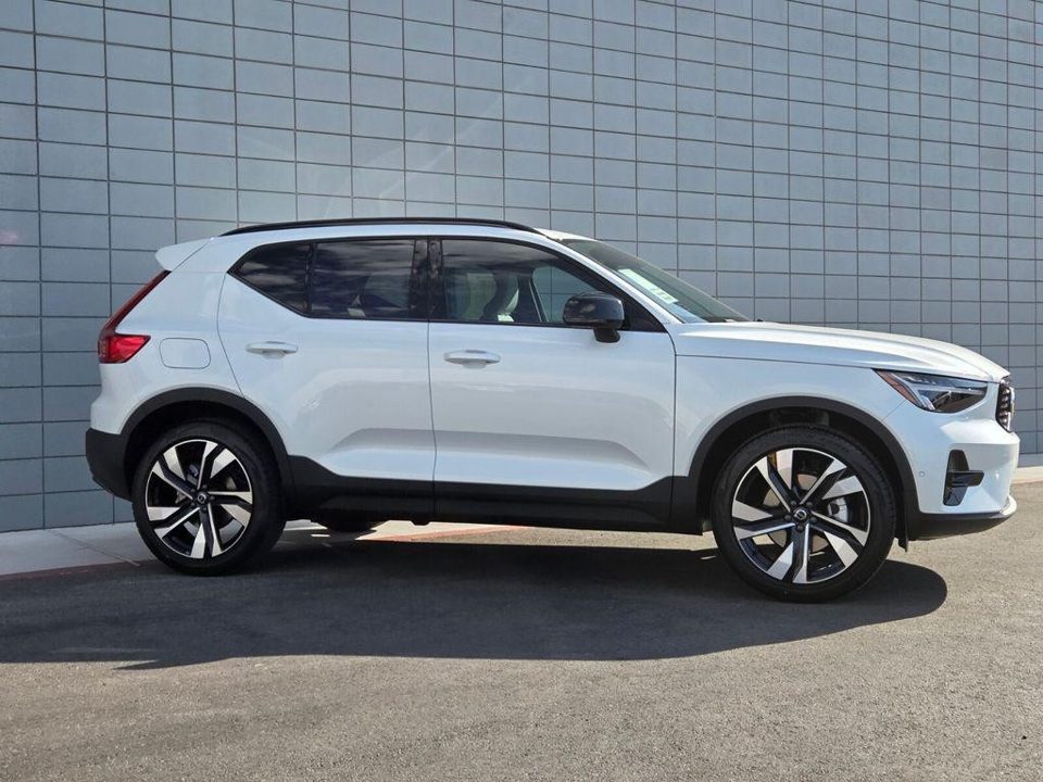 2026 Volvo XC40 Plus, B5 AWD Gas (mild hybrid), Dark