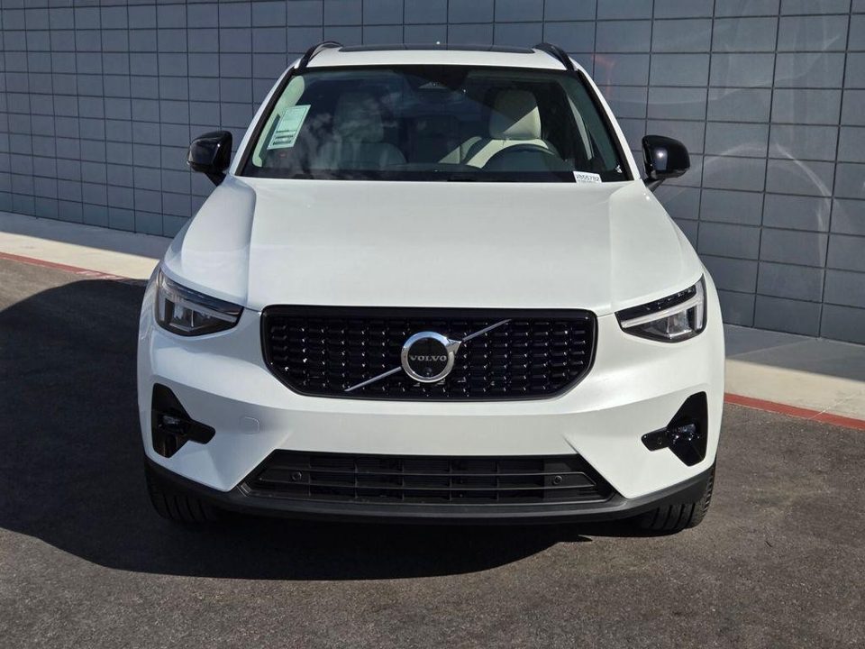 2026 Volvo XC40 Plus, B5 AWD Gas (mild hybrid), Dark