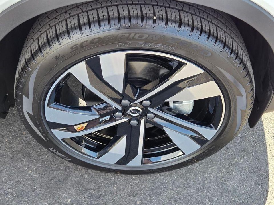 2026 Volvo XC40 Plus, B5 AWD Gas (mild hybrid), Dark