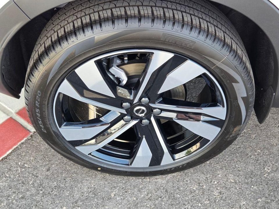 2026 Volvo XC40 Plus, B5 AWD Gas (mild hybrid), Dark