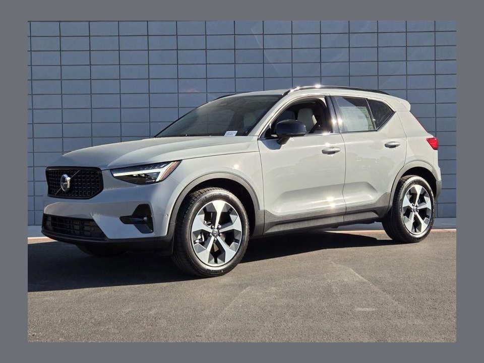 2026 Volvo XC40 Plus, B5 AWD Gas (mild hybrid), Dark
