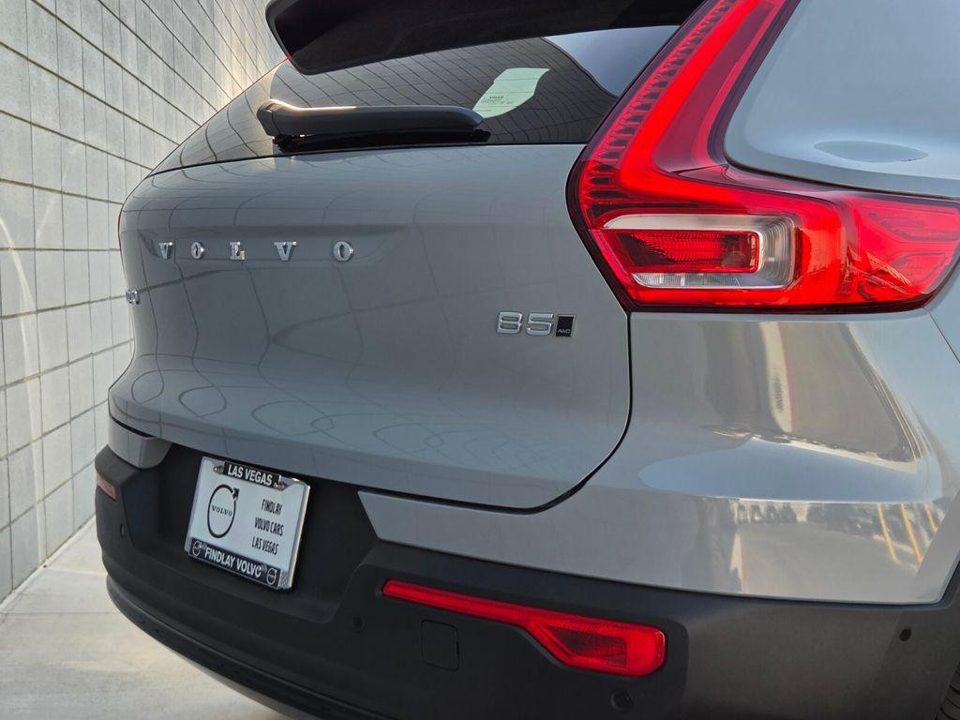 2026 Volvo XC40 Plus, B5 AWD Gas (mild hybrid), Dark