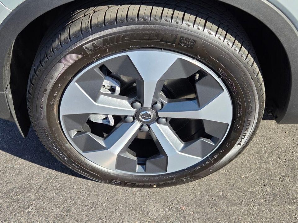 2026 Volvo XC40 Plus, B5 AWD Gas (mild hybrid), Dark