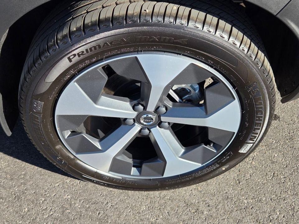 2026 Volvo XC40 Plus, B5 AWD Gas (mild hybrid), Dark