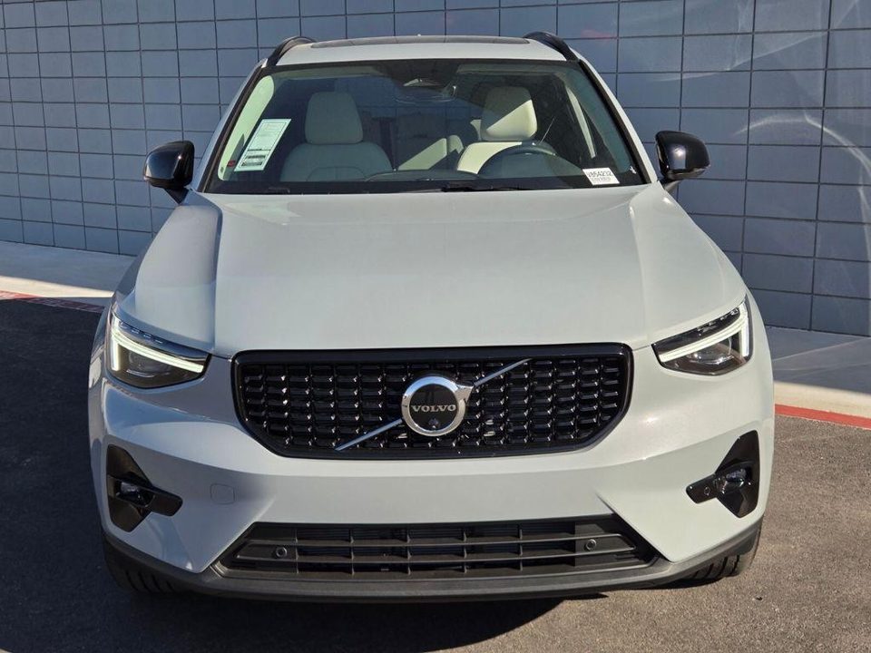 2026 Volvo XC40 Plus, B5 AWD Gas (mild hybrid), Dark