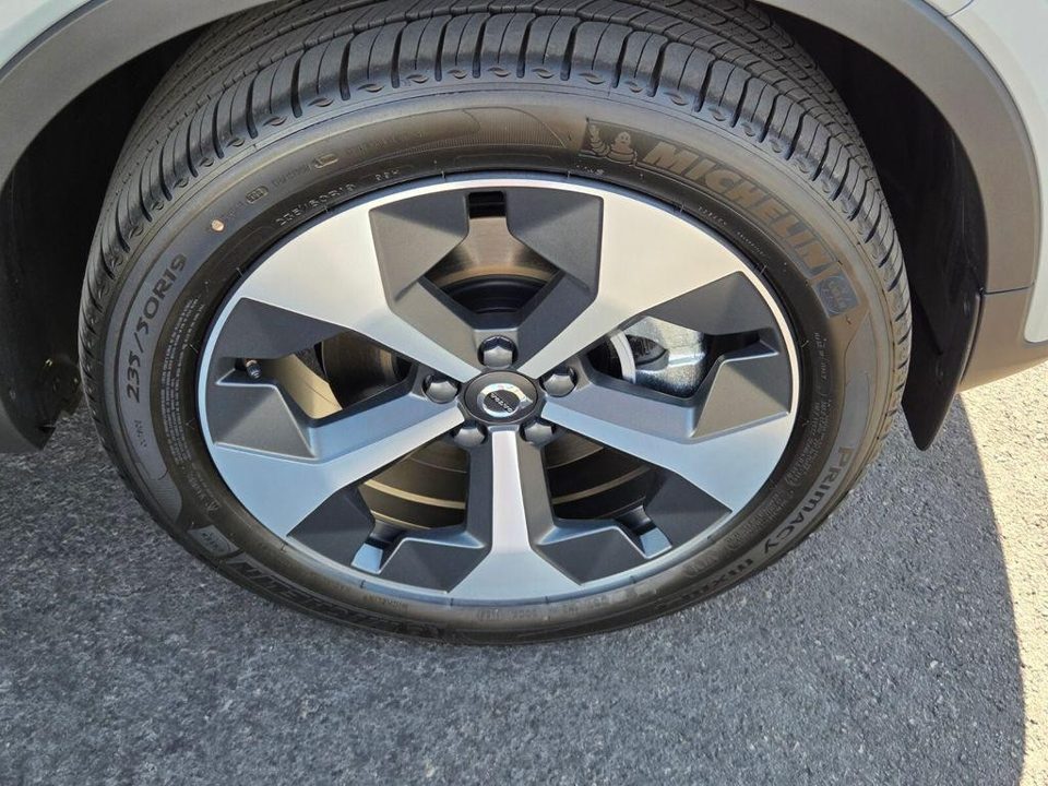 2026 Volvo XC40 Plus, B5 AWD Gas (mild hybrid), Dark