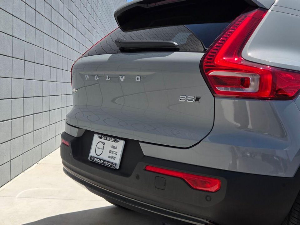 2026 Volvo XC40 Plus, B5 AWD Gas (mild hybrid), Dark