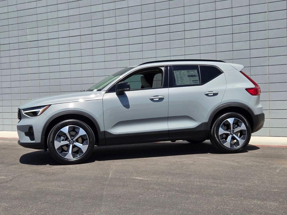 2026 Volvo XC40 Plus, B5 AWD Gas (mild hybrid), Dark