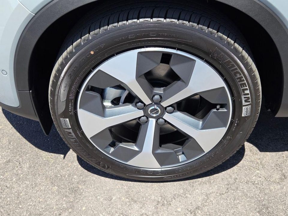 2026 Volvo XC40 Plus, B5 AWD Gas (mild hybrid), Dark