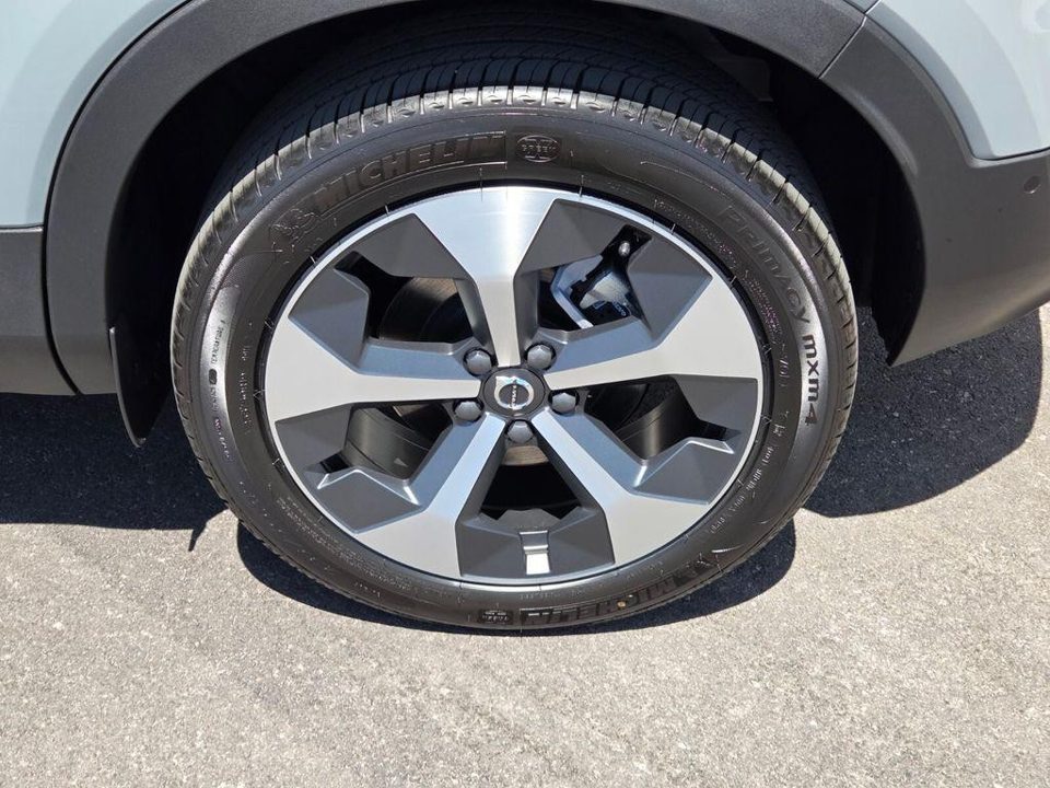 2026 Volvo XC40 Plus, B5 AWD Gas (mild hybrid), Dark