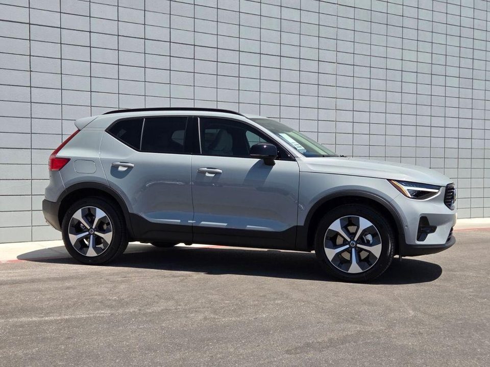 2026 Volvo XC40 Plus, B5 AWD Gas (mild hybrid), Dark